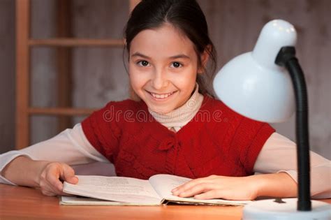 书桌的女孩读书的由灯的光 库存图片 图片 包括有 白种人 概念 闪亮指示 有吸引力的 现有量 逗人喜爱 29796035