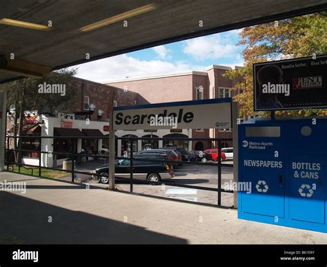 Scarsdale train station platform in New York Stock Photo - Alamy