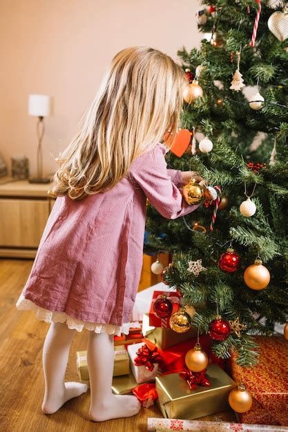 Menina Que Decora Grande Rvore De Natal Foto Gr Tis