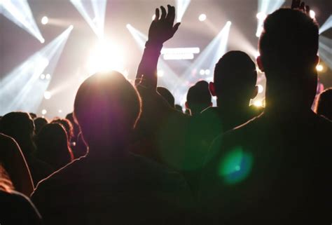 Prisión para 9 hombres por organizar una fiesta gay en un hotel en Indonesia