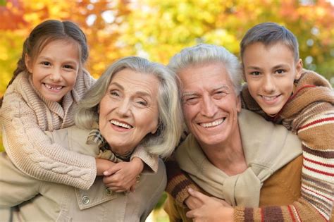 Retrato De Abuelos Con Nietos Foto Premium