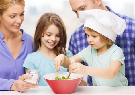 Concepto de comida familia niños felicidad y personas familia