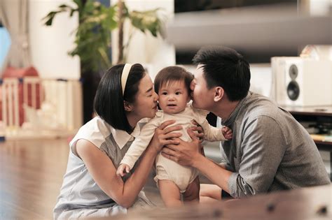 Đến nhà Salim gặp Pam thế lực nhí nổi đình đám Mẹ từng là hot girl giờ bỏ việc ở nhà chăm con
