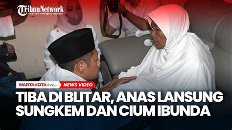 Tiba Di Blitar Anas Urbaningrum Langsung Sungkem Dan Cium Ibunda YouTube