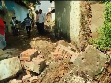 Villager Dies After Getting Buried Under Wall दीवार के नीचे दबने से