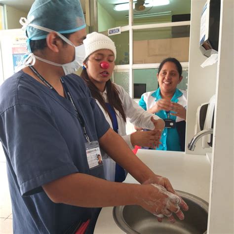 DEMOSTRACIÓN DEL LAVADO DE MANOS Hospital Carlos Lanfranco La Hoz