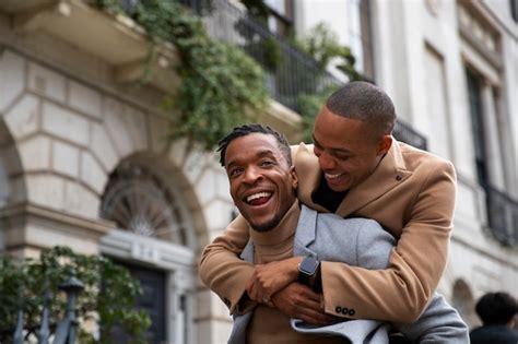 Casal Gay Cavalgando Enquanto Estava Feliz Em Um Encontro Foto Gr Tis