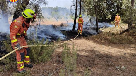 Los Equipos De Bomberos Siguen Trabajando En El Incendio De Venta Del Moro