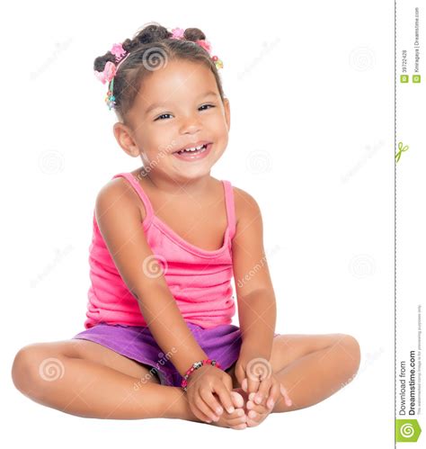 Se Reposer Riant De Petite Fille Multiraciale Sur Le Plancher Photo