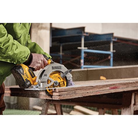 Dewalt Xr Power Detect 20 Volt Max 7 14 In Brushless Cordless Circular Saw Kit Circular Saw 1