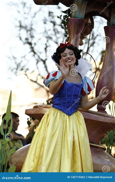 Snow White in Disneyland Parade Editorial Photography - Image of ...