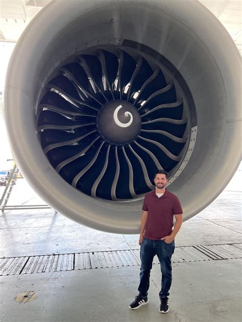 GE90 engine on Boeing 777. : r/HumanForScale