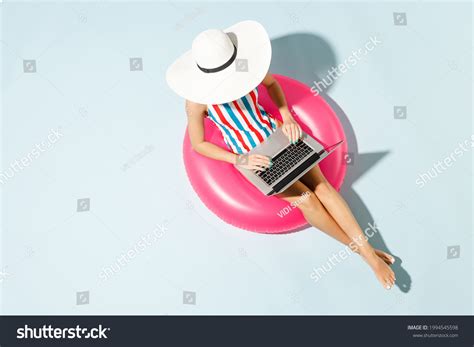 172 001 imágenes de Chica en bikini en la alberca Imágenes fotos y vectores de stock