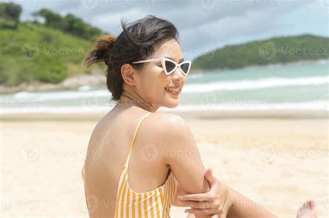 belle jeune femme en bikini profitant et se relaxant sur la plage l été les vacances les
