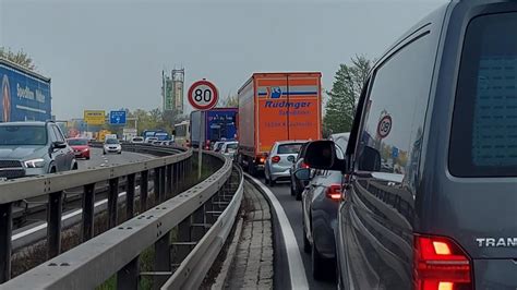 Gersthofen Drei Autos Bei Auffahrunfall Auf Der B2 Bei Gersthofen