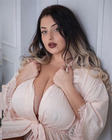 Pin Oleh Panm Panm Di Plus Size Curvy Models Wanita Berlekuk