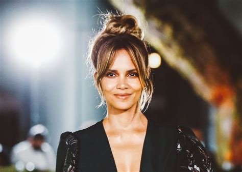 Halle Berry Gracefully Overcomes An Embarrassing ‘Face Plant’ – The ...