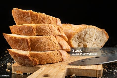 Potongan Baguette Segar Di Papan Kayu Roti Lezat Disiapkan Untuk