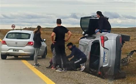 Familia de Río Grande volcó en la zona de Cerro Sombrero Regionales