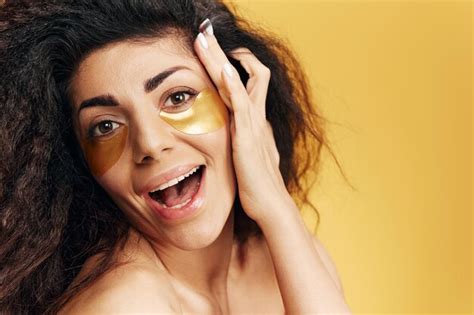 Mujer Latina Bonita Y Bronceada Feliz Con Parches De Hidrogel Dorados Debajo De Los Ojos Cuidado