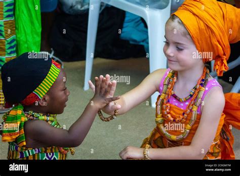 Les Filles Africaines Et Blanches Caucasiennes Assises Ensemble En Regardant Les Unes Les