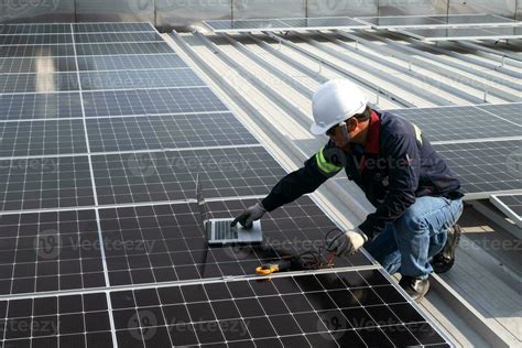 técnico inspeccionando solar paneles en fábrica techo cheque y mantener ...