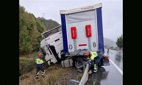 Un hombre herido en un accidente entre un turismo y un camión en la A