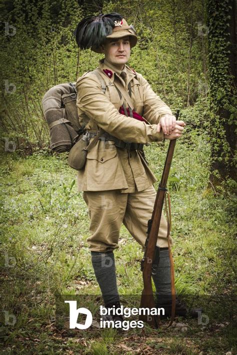 Historical reenactment: Italian bersaglieri (marksman) in colonial ...