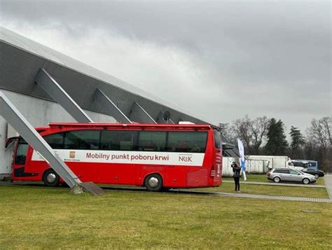 Krwiobus zaparkował przed halą Azoty Trwa zbiórka krwi przed meczem