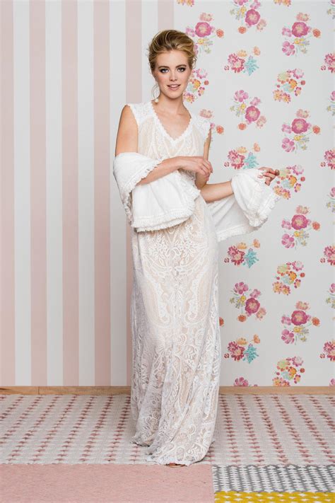 Brautkleid Nude schmales Spitzenkleid mit atemberaubender Tüllrücken