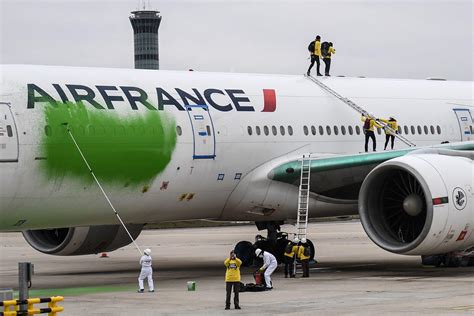 VIDÉO Des activistes de Greenpeace repeignent un avion en vert sur le