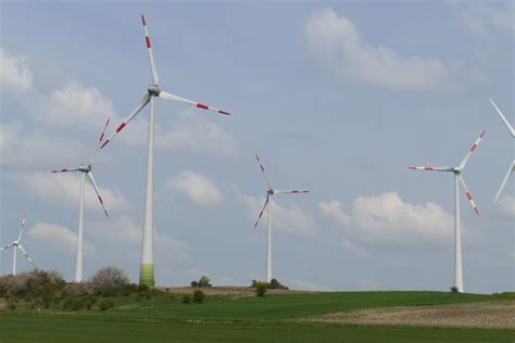 Kostenlose foto Gras Feld Wiese Windmühle Maschine Wind turbine