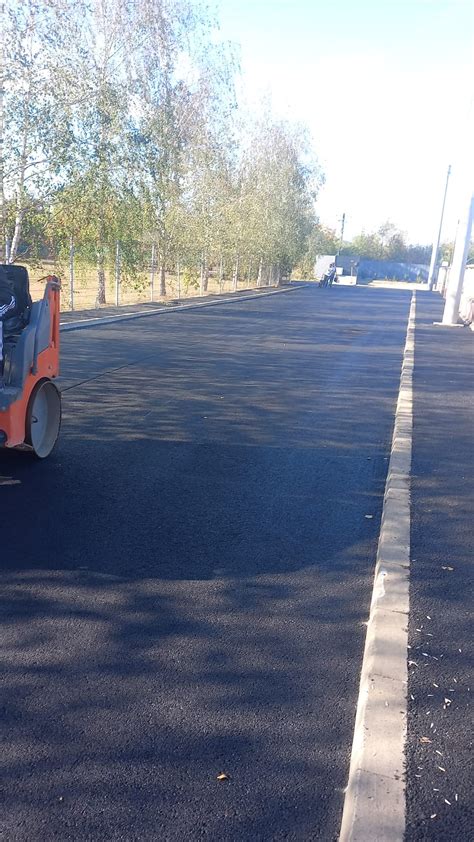 Strada de lângă Școala din Cătina a fost asfaltată pentru facilitarea