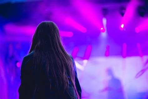 Silueta De Una Gran Multitud En Concierto Contra Un Escenario