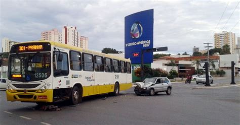 G1 Carro atinge ônibus em cruzamento de avenidas no centro de Cuiabá