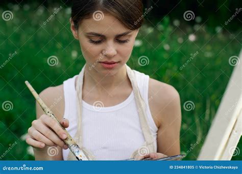 Mujer Vestida De Blanco Con Una Paleta De Pinturas En Dibujo De Arte Natural Imagen De Archivo