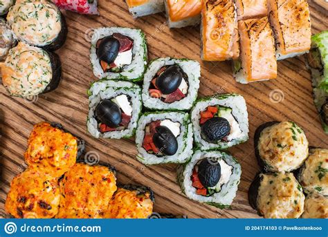 Diferentes Tipos De Sushi Y Deliciosos Stand Off Y Jugosos En Un