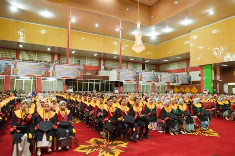 Rektor UIN Imam Bonjol Padang Lantik 1 524 Wisudawan Ke 88