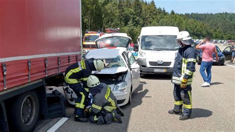 Unfall Auf Der A H He Kreuzeiche Pkw Ger T Unter Lkw