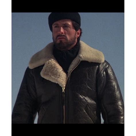 Вы можете купить кожаную куртку как у Леона Кеннеди в ремейке Resident ...