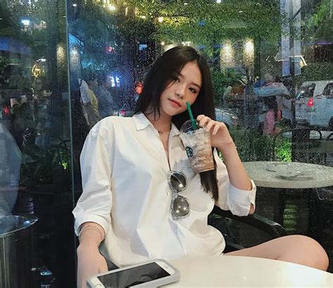 Hot girl Sài Gòn tên lạ Vương Hoàng Mai Diz sở hữu dàn siêu xe khủng là ai