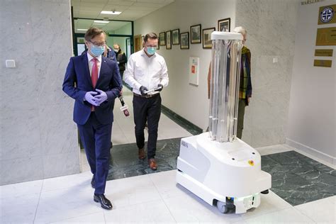 Robot UVD Zaprogramowany Do Walki Z Koronarwirusem Covid 19 Niebawem W