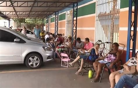 Pais Fazem Fila Em Frente A Escola De Castilho Para Matricular Os