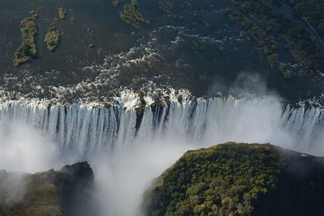 Les chutes Victoria à la frontière de la Zambie et du Zimbabwe