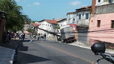 Caminhão colide contra poste e fios interditam via no Jacintinho vídeo