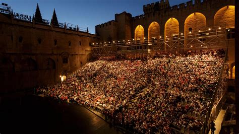 Palais Des Papes Carmes Corps Saints Le Top 10 Des Places Typiques D