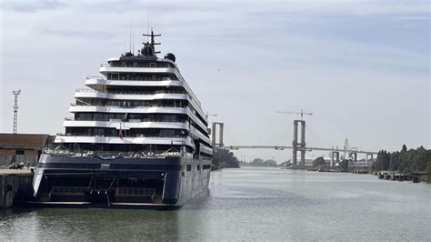 Primera Escala En Sevilla Del Crucero De Lujo Evrima De La Cadena Ritz