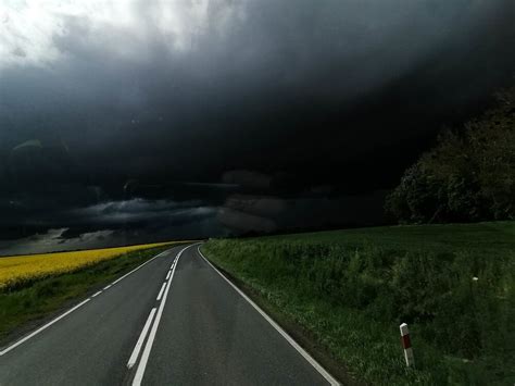 Burze gradowe przechodzą przez Polskę Grad pada w kilku regionach