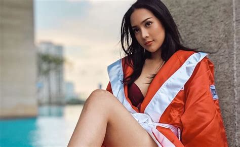 Anya Geraldine Liburan Pakai Bikini Nude Netizen Resah Okezone Celebrity