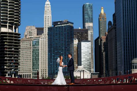 LaSalle Street Bridge Engagement Photos [TIPS + REAL PHOTOS]